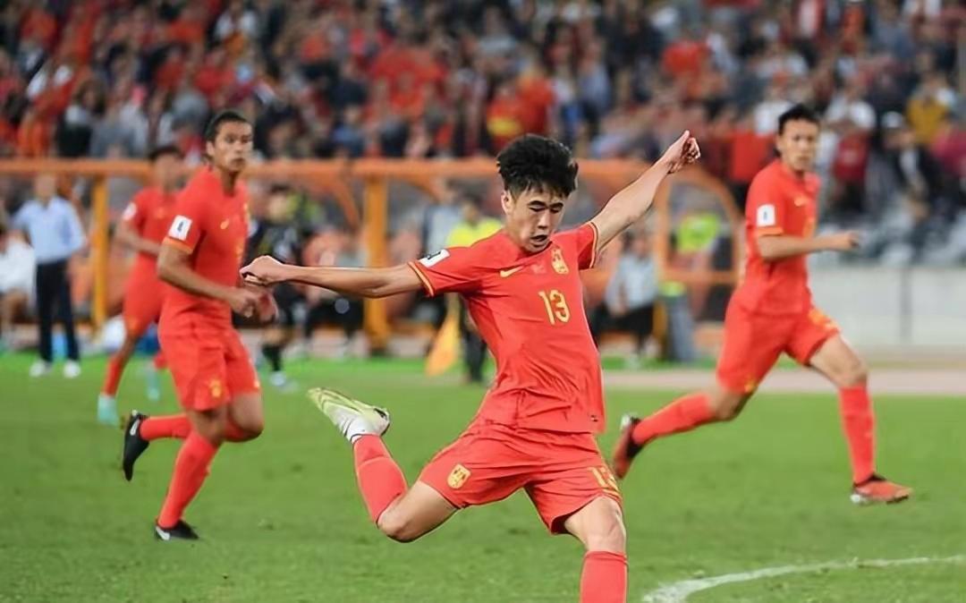 中国男足更多年轻球员应积极留洋发展 何小珂等年轻一代表现出色(4)