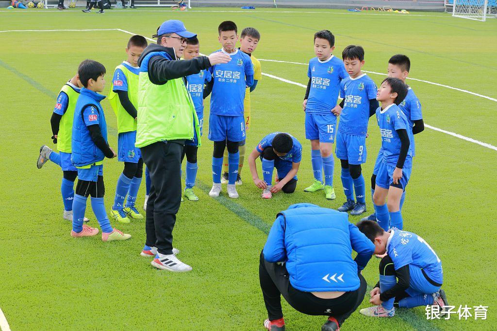 中国足球青训的模式，董路的足球小将最引人注目，能否成功引来众多争议(4)