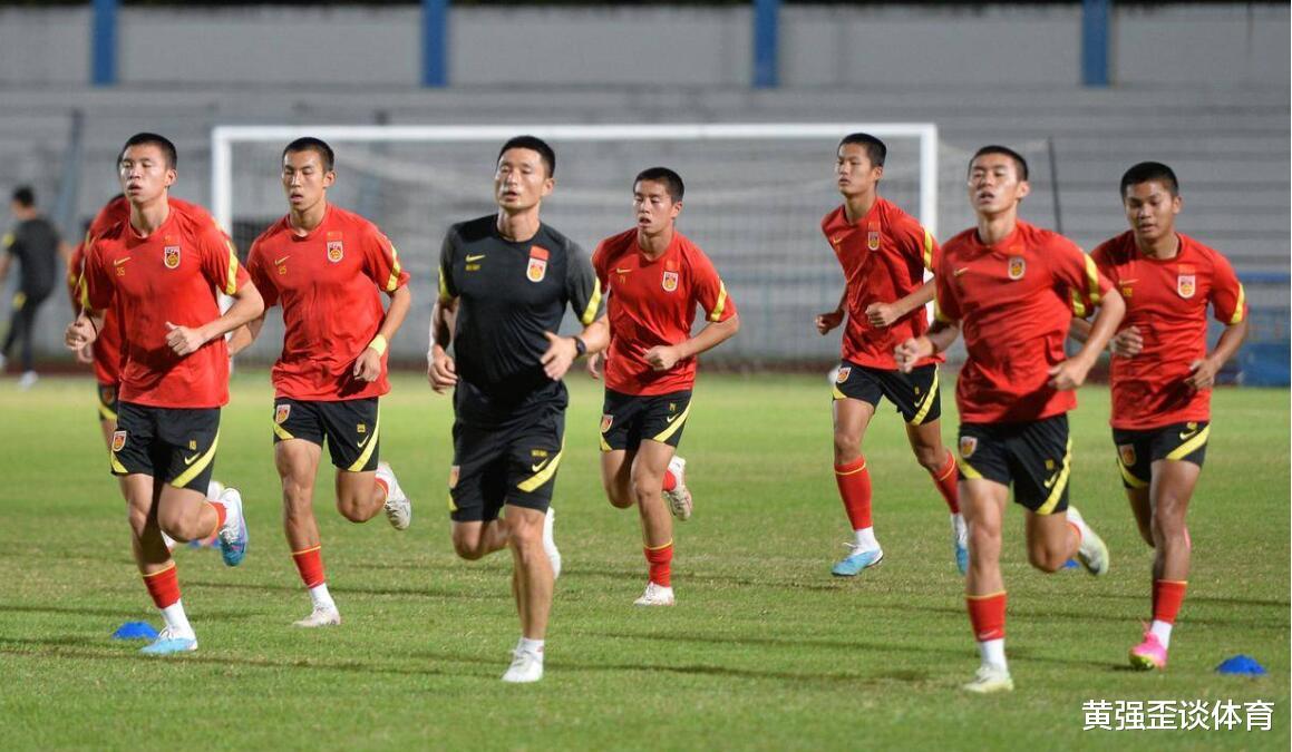 中国男足备战亚洲杯再次集训，锋无力没有解决，为何不召艾克森？(4)