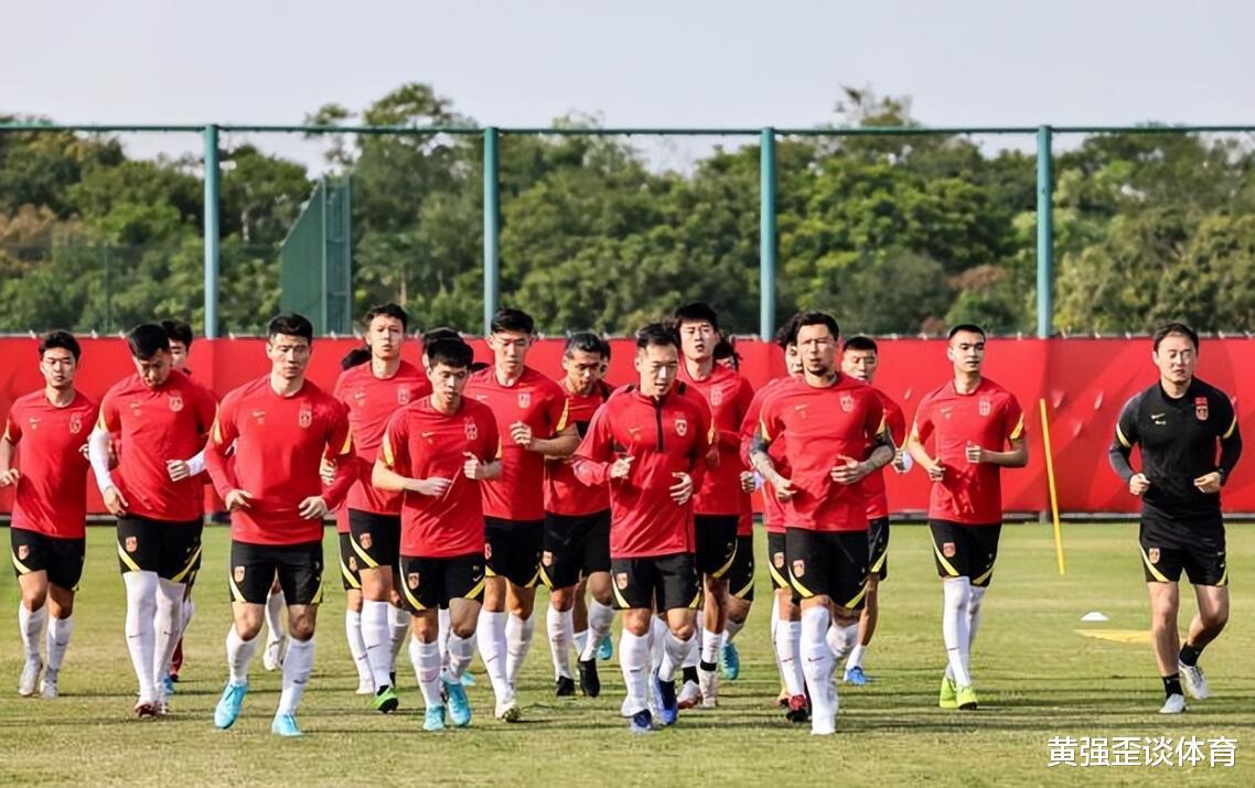 中国男足备战亚洲杯再次集训，锋无力没有解决，为何不召艾克森？(5)
