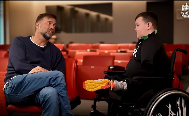 克洛普邀请一患有罕见病的12岁残疾男孩参观利物浦基地(1)