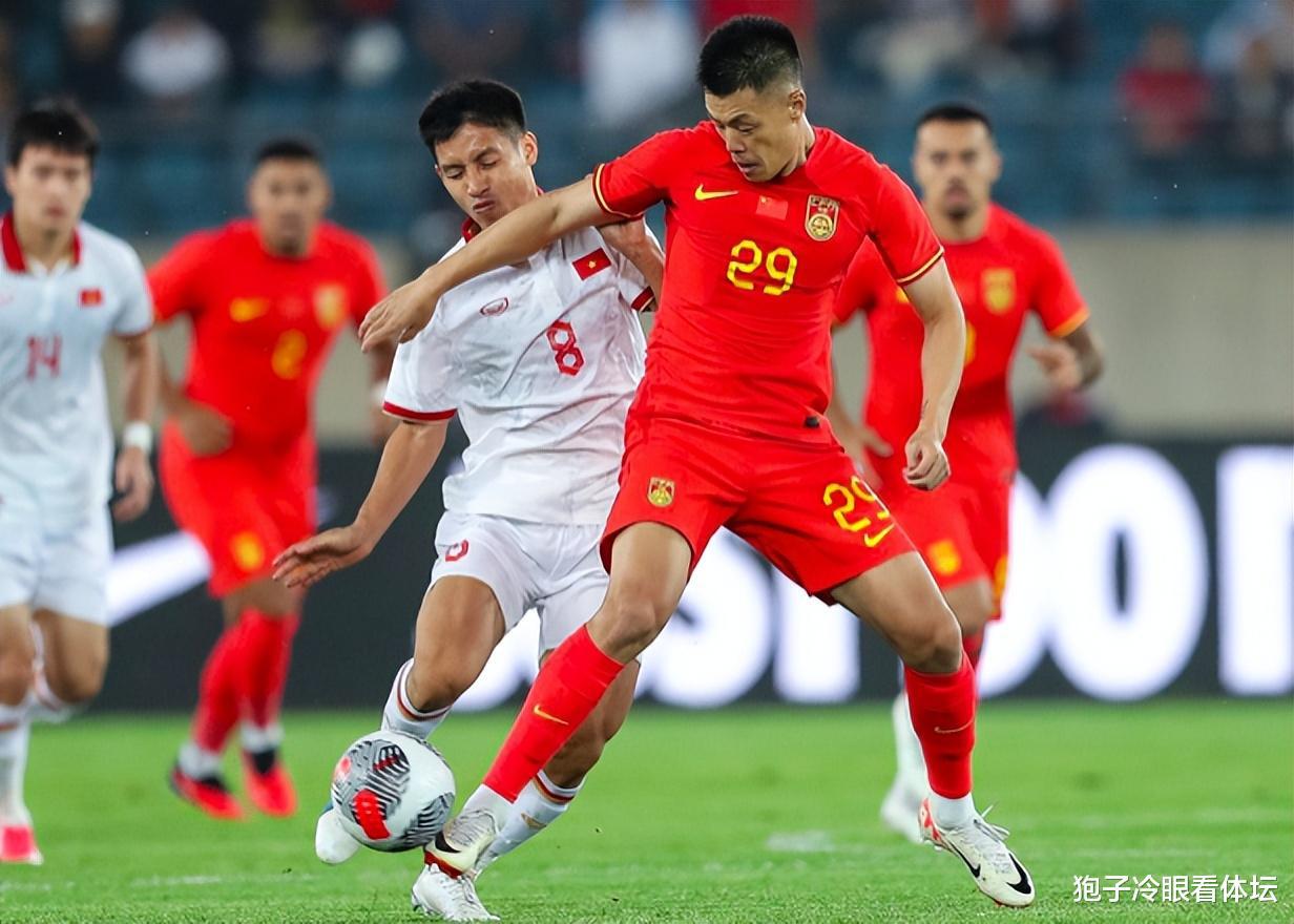 1-2！国足输给FIFA第150的中国香港有多惨？3人被罚下 队长拉伤退场(3)