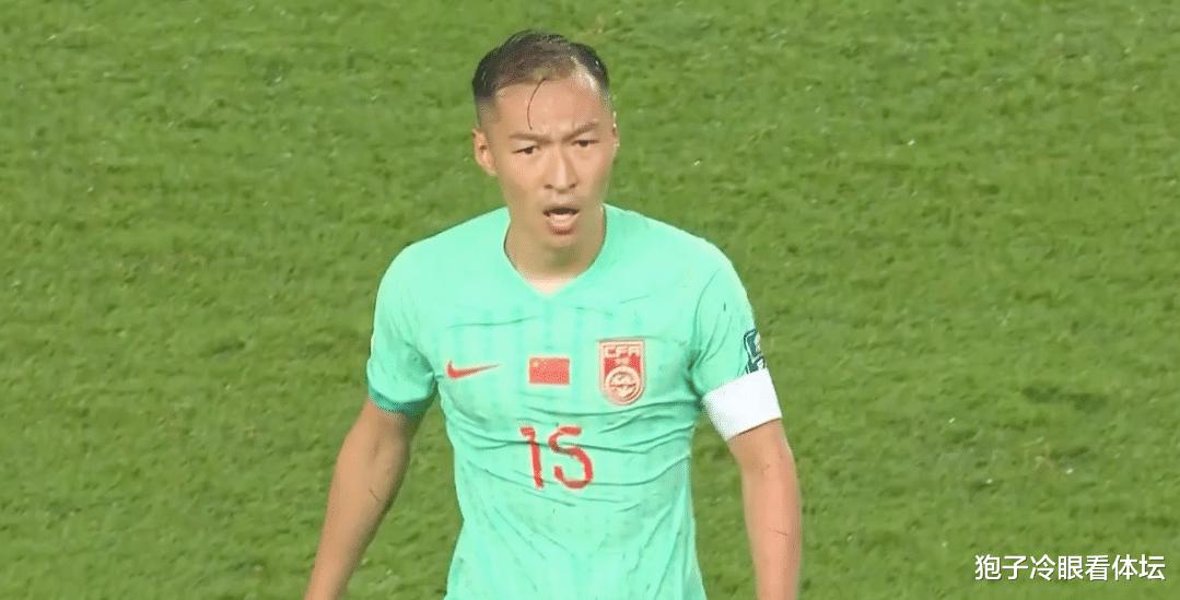 1-2！国足输给FIFA第150的中国香港有多惨？3人被罚下 队长拉伤退场(4)