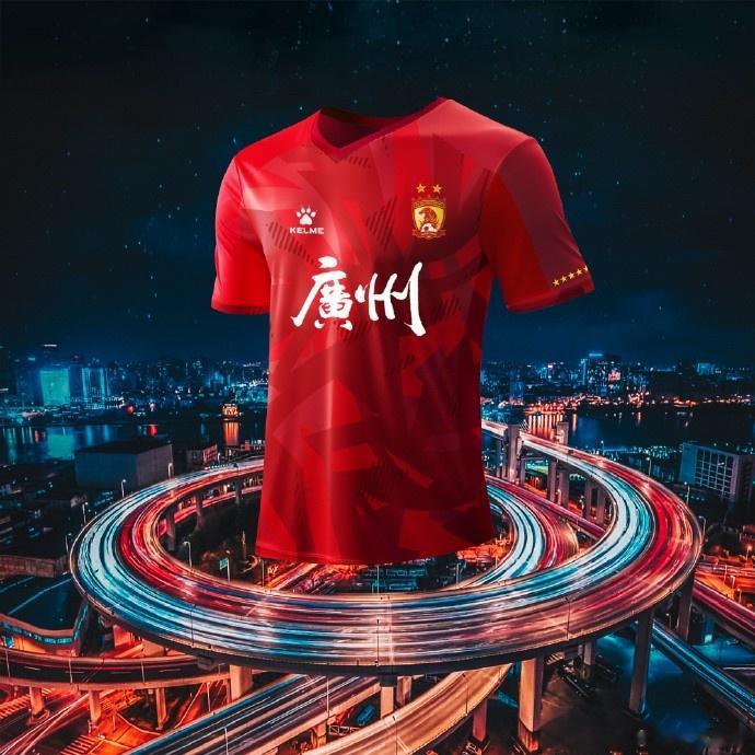 广州队新赛季主客场球衣及热身服发布，客场球衣融入小蛮腰设计(1)