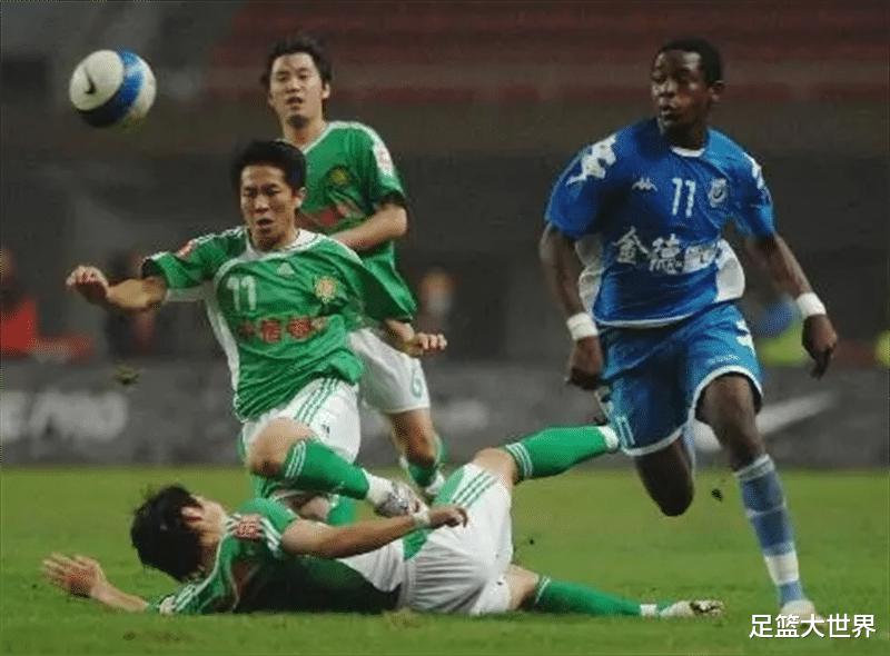 在北京队担任超级替补，在大连两次经历球队解散，常青树时运不济(2)