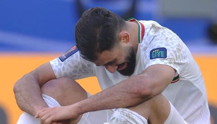 喜极而泣！伊朗球员赛后多名球员流泪，贾汉巴赫什掩面哭泣(3)