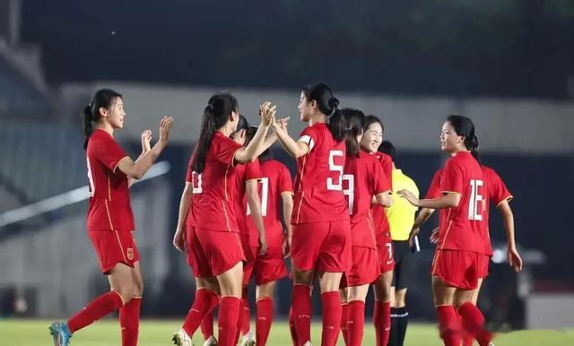 绝了！天津媒体点评中国女足引爆争议，球迷吐槽：没啥好吹的！(5)