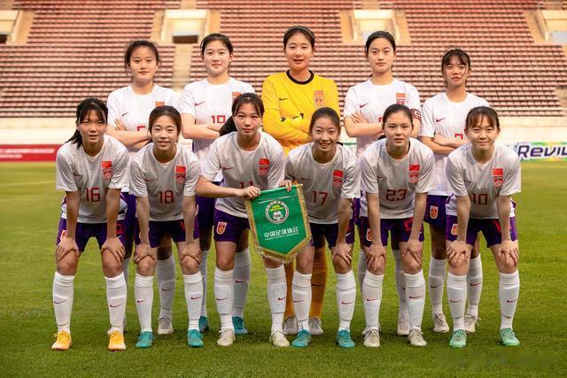 绝了！天津媒体点评中国女足引爆争议，球迷吐槽：没啥好吹的！(7)