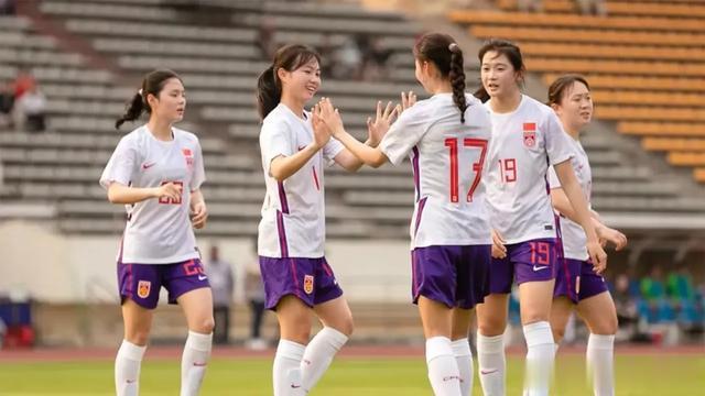 绝了！天津媒体点评中国女足引爆争议，球迷吐槽：没啥好吹的！(8)
