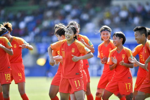 绝了！天津媒体点评中国女足引爆争议，球迷吐槽：没啥好吹的！(10)