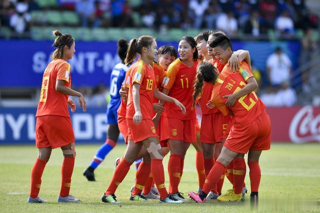绝了！天津媒体点评中国女足引爆争议，球迷吐槽：没啥好吹的！(11)