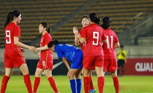 绝了！天津媒体点评中国女足引爆争议，球迷吐槽：没啥好吹的！(13)