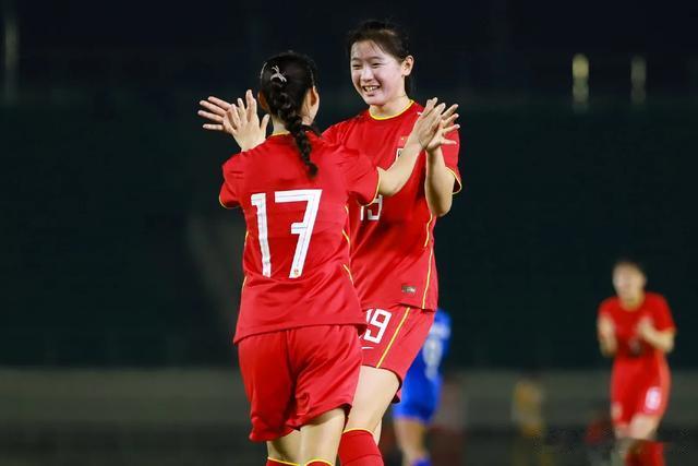 绝了！天津媒体点评中国女足引爆争议，球迷吐槽：没啥好吹的！(15)