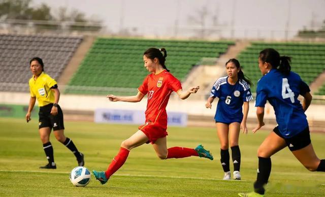 绝了！天津媒体点评中国女足引爆争议，球迷吐槽：没啥好吹的！(17)