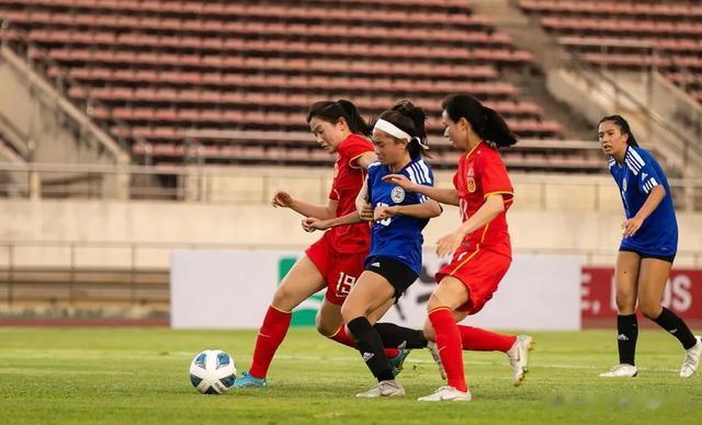 绝了！天津媒体点评中国女足引爆争议，球迷吐槽：没啥好吹的！(18)