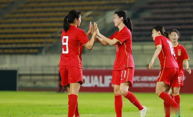 绝了！天津媒体点评中国女足引爆争议，球迷吐槽：没啥好吹的！(19)