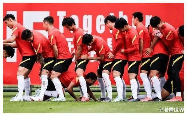 中午12点！上海媒体宣布振奋喜讯：恭喜国足，球迷点赞声一片(5)