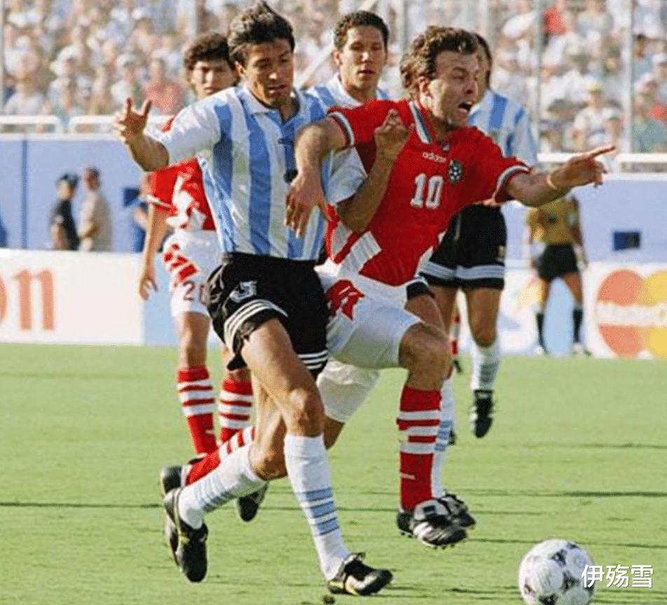 1994年世界杯：他把球踢进自家球门，归国惨遭枪杀，总统出席葬礼(6)