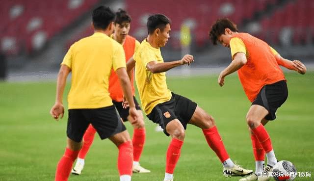 国足训练已经公开对新加坡的首发阵容？王上源单后腰？费南多首发(2)