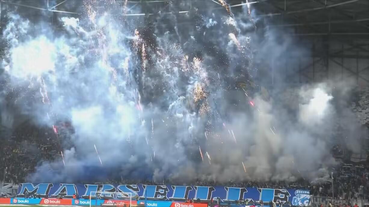 气氛火爆！马赛vs巴黎现场球迷放烟花，观众席一片烟雾缭绕(1)