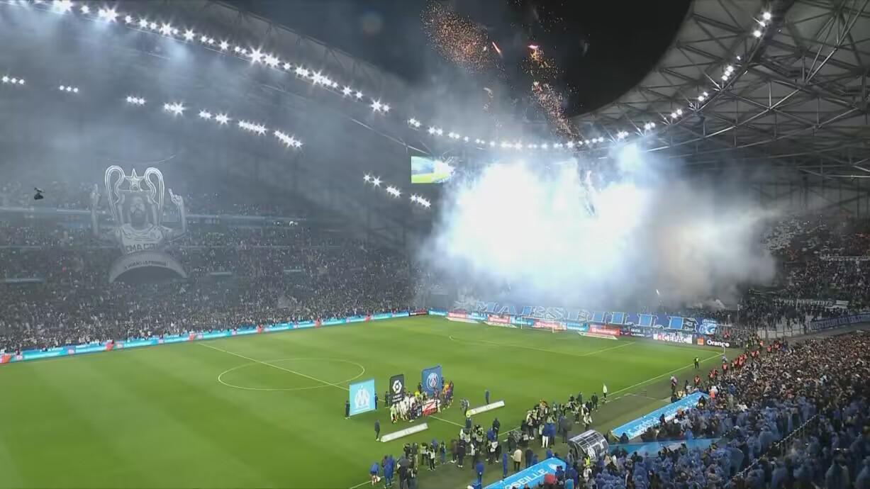 气氛火爆！马赛vs巴黎现场球迷放烟花，观众席一片烟雾缭绕(3)