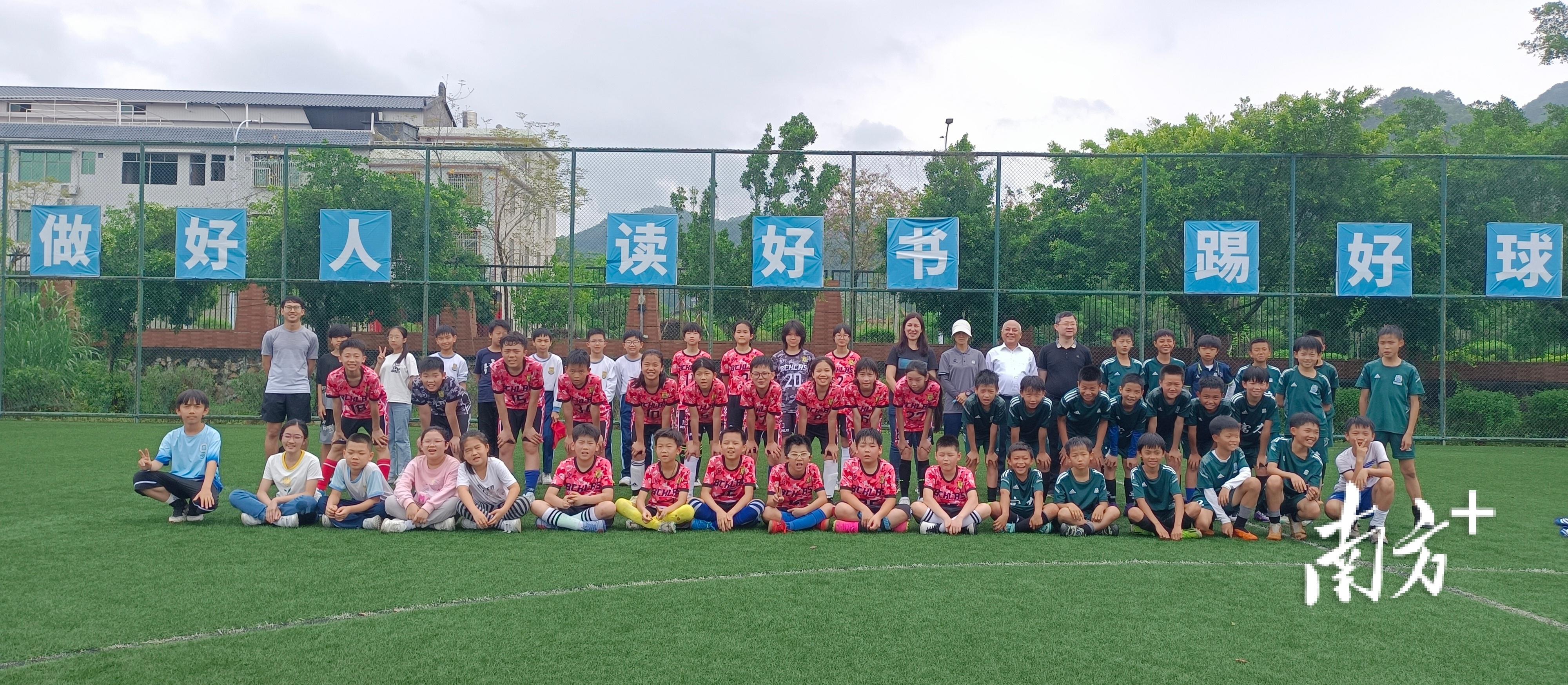 以球会友！30多名香港青少年来梅州开启足球之旅(1)