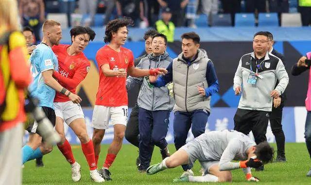 赛场失序，广州队胜大连英博比赛后爆发多次冲突，足协介入！(1)