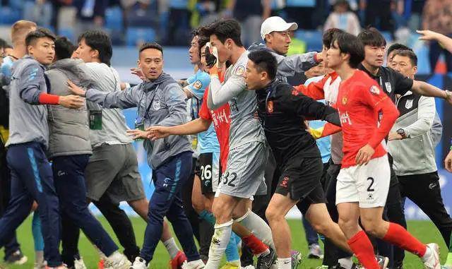 赛场失序，广州队胜大连英博比赛后爆发多次冲突，足协介入！(2)