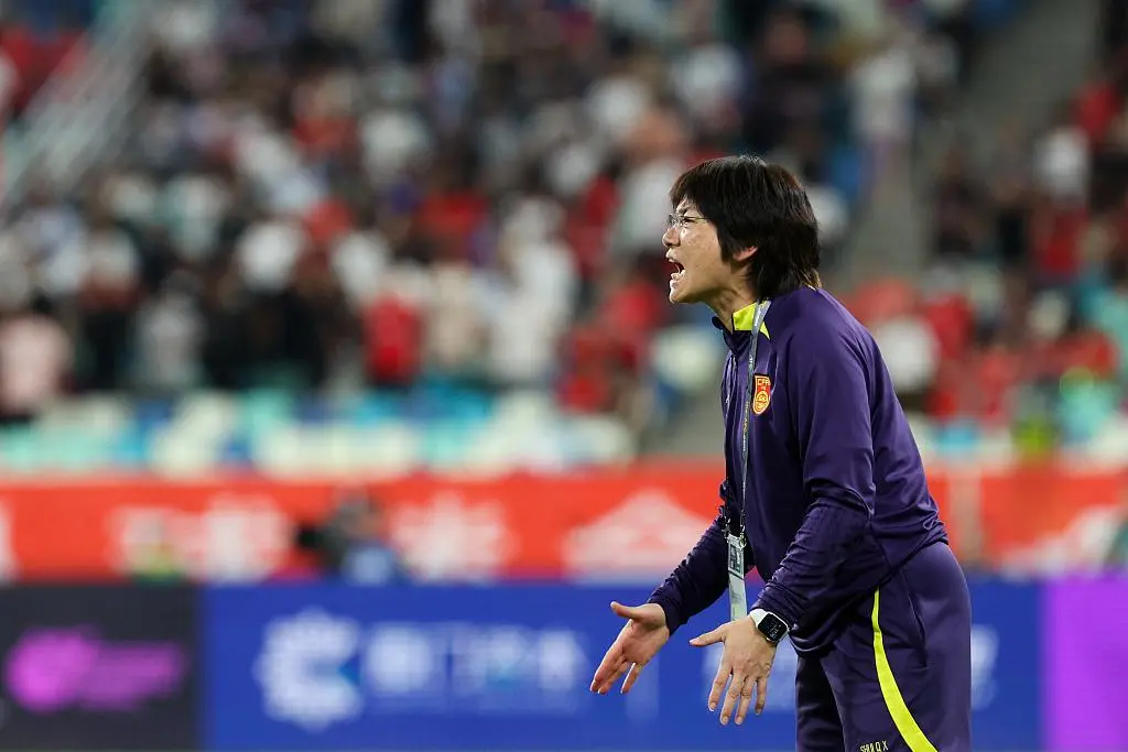 在奥运女足亚洲区预选赛上，中国女足面对朝鲜女足的激烈对决(2)