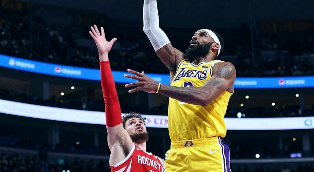 NBA chốt kỷ lục 1.390 trận thắng của Gregg Popovich, Mike Budenholzer bước sang trang mới và Spurs trao ghế chính thức cho Mitch Johnson